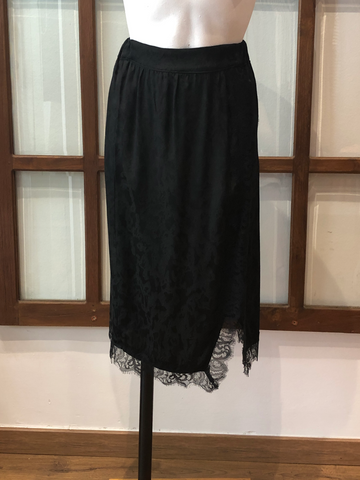Falda negra con encaje y estampado negro